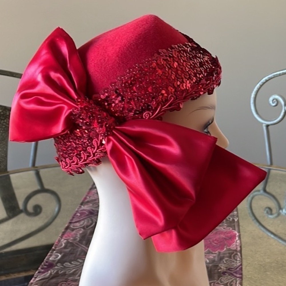 MICHAEL Howard Miss Bierner Red Sequin Lg Bow Hat. D/5/A268